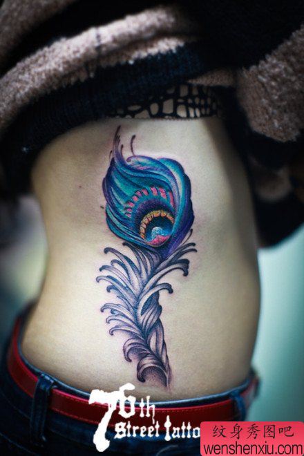 美女侧腰漂亮流行的羽毛纹身图案