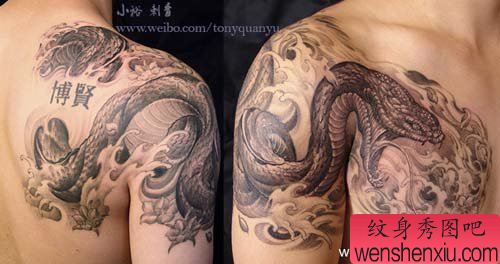 男性肩背到前胸流行经典的蛇纹身图案