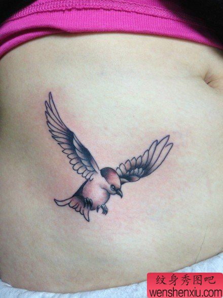 美女腹部唯美流行的小燕子纹身图案