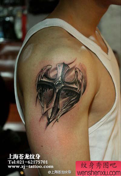 男生手臂流行精美的十字架翅膀纹身图案