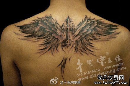 男性背部流行经典的十字架翅膀纹身图案