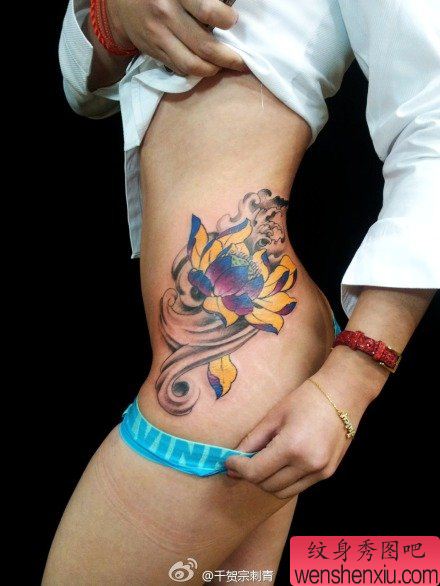 美女侧腰流行精美的莲花纹身图案