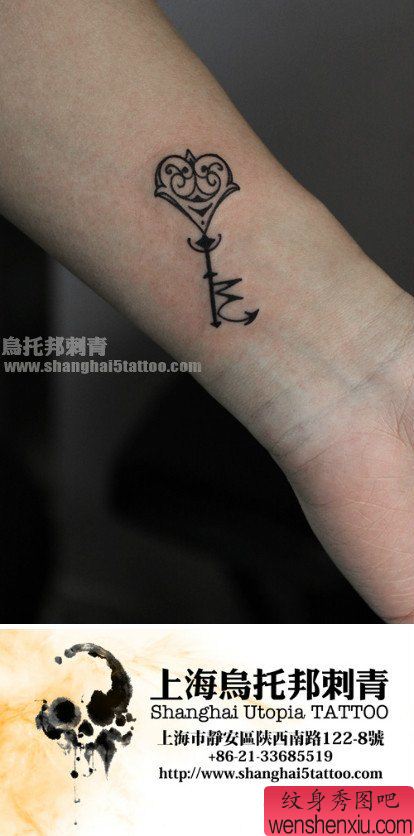 女生手腕处精美的图腾钥匙与星座纹身图案