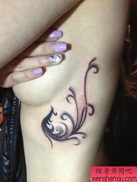 美女侧胸精美流行的凤凰纹身图案