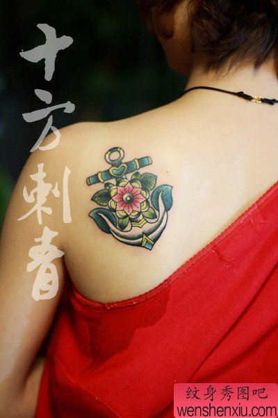 女生肩背漂亮流行的船锚纹身图案
