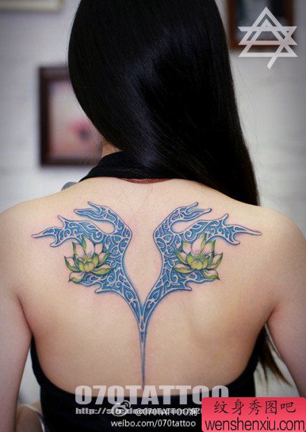 美女背部漂亮流行的彩色莲花纹身图案