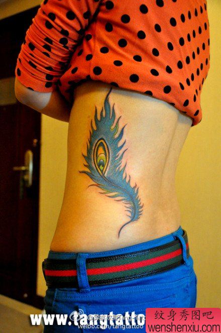 美女腰部流行精美的羽毛纹身图案