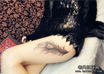 性感的美女腿部流行唯美的羽毛纹身图案