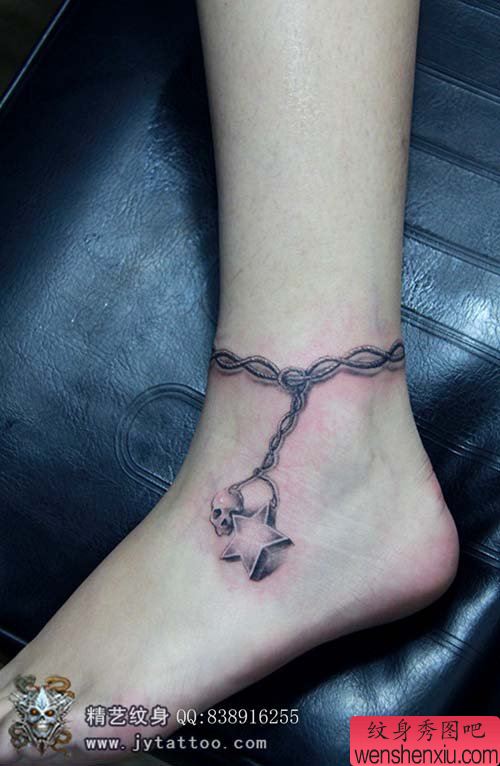 女生脚腕处流行唯美的脚链纹身图案