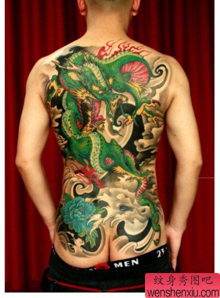 男性背部帅气经典的满背龙纹身图案