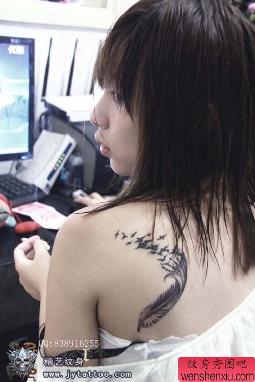 女生肩背流行时尚的羽化燕纹身图案