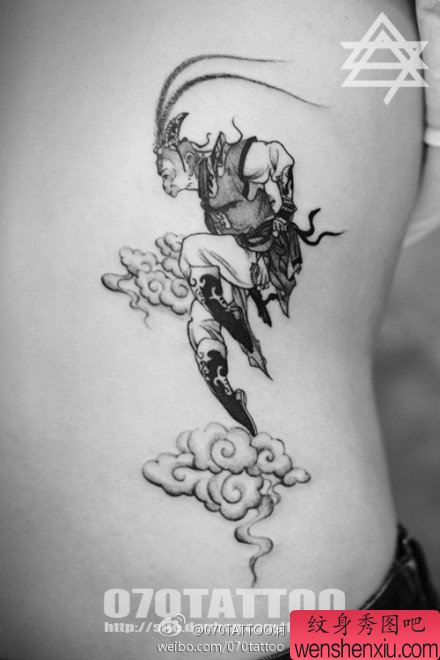 女性腹部流行唯美的莲花纹身图案