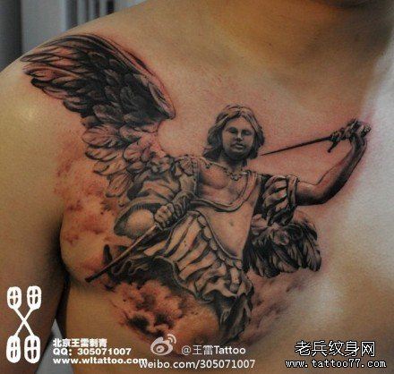 男性胸前流行经典的天使纹身图案
