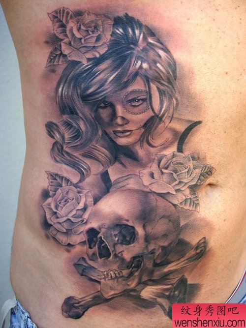 男性腹部经典帅气的黑灰骷髅纹身图案