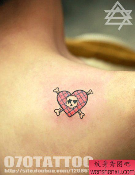 男生背部流行小巧的爱心骷髅纹身图案