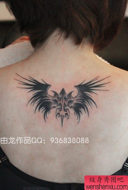 女生背部唯美好看的翅膀纹身图案
