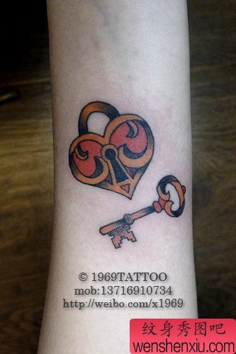 女生手臂唯美时尚的爱心锁与钥匙纹身图案