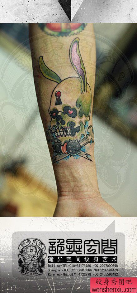 男生手臂另类流行的兔耳朵的骷髅纹身图案