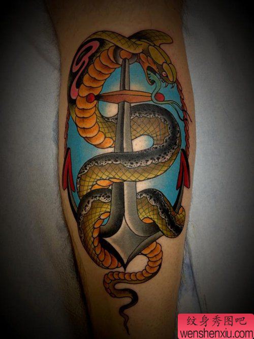 腿部流行经典的船锚与蛇纹身图案
