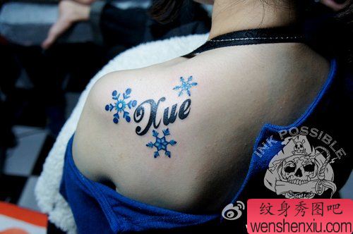 女生肩背流行漂亮的彩色雪花纹身图案