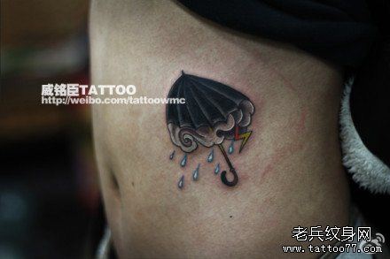 女生腹部流行经典的小雨伞纹身图案