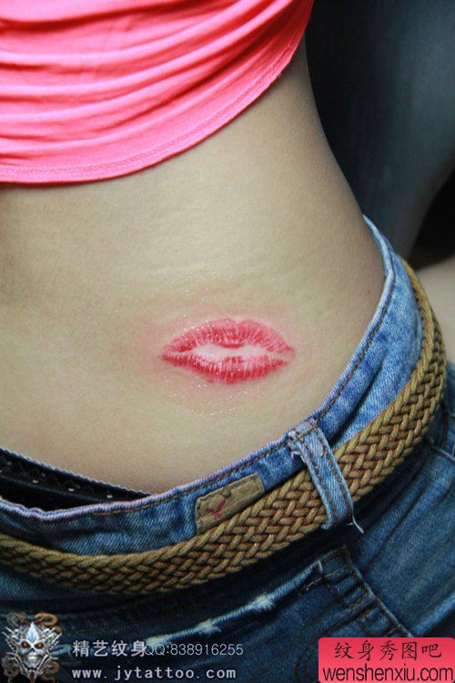 女生腰部流行漂亮的彩色唇印纹身图案