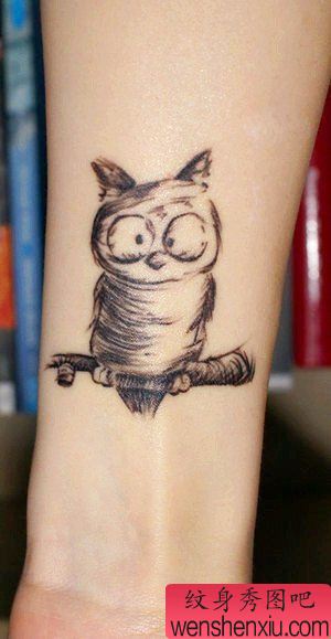 手臂小巧可爱的猫头鹰纹身图案