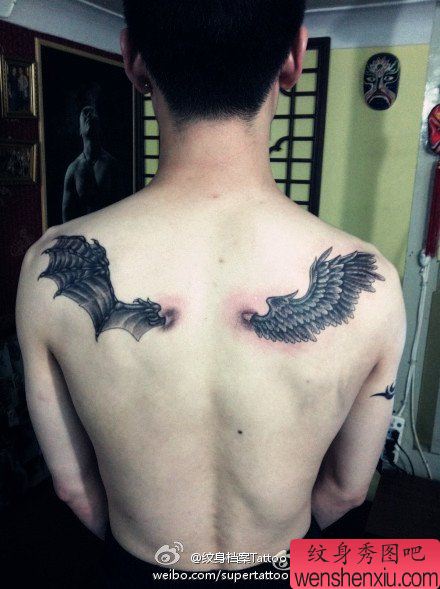 男性背部一半天使一半恶魔的翅膀纹身图案