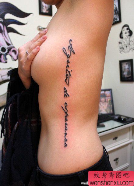 美女侧腰流行英文字母纹身图案