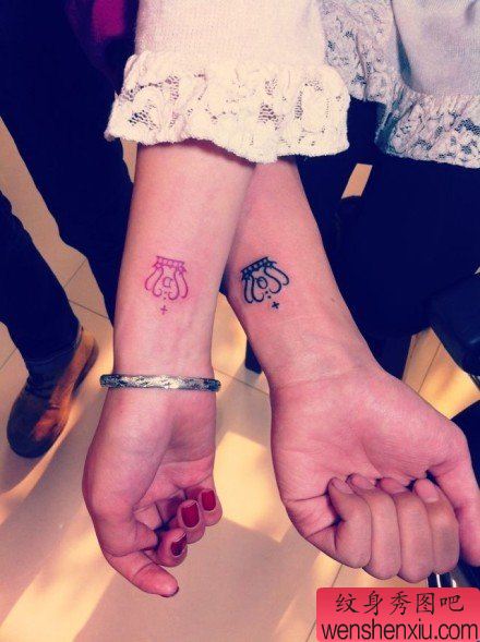手腕流行小巧的情侣皇冠纹身图案