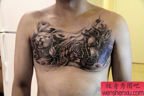 男性前胸帅气超酷的兔子与牛纹身图案