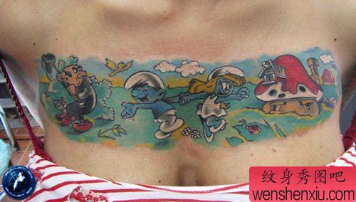 女生前胸可爱流行的蓝精灵纹身图案