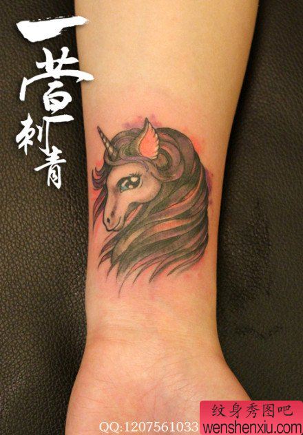 女生手臂可爱流行的独角兽纹身图案