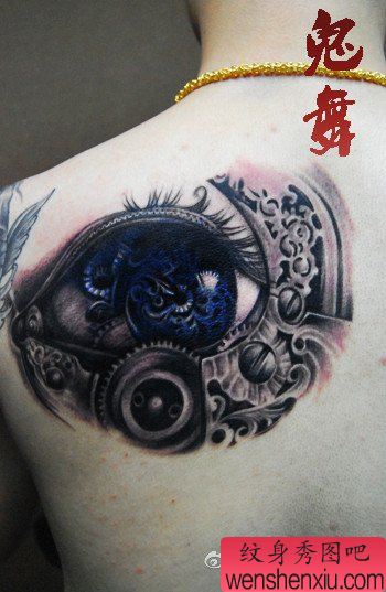 男性肩背流行超酷的机械眼睛纹身图案