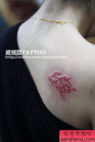 女生肩背小巧简单的小鱼纹身图案