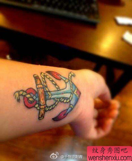 女生手臂小巧流行的船锚纹身图案