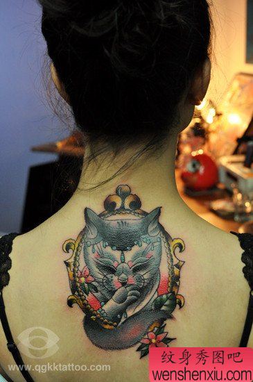 女生背部精美流行的猫咪纹身图案