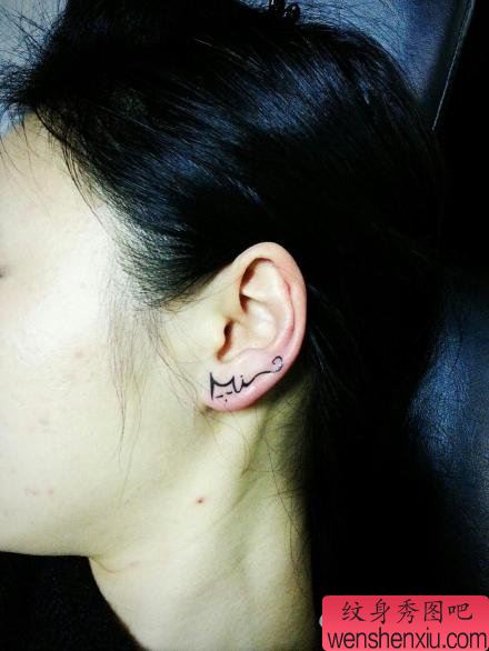 女孩子耳朵上可爱的小猫咪纹身图案