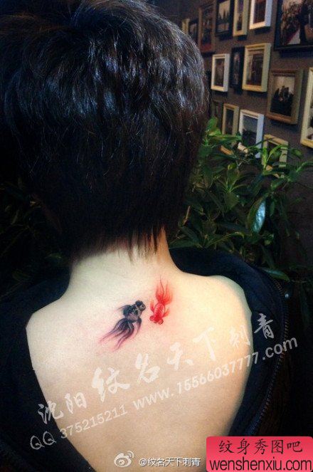 女生背部流行漂亮的小金鱼纹身图案