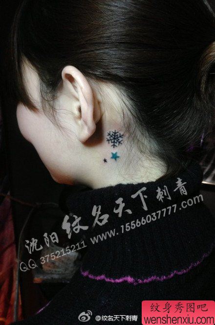 女孩子耳部流行时尚的雪花五角星纹身图案