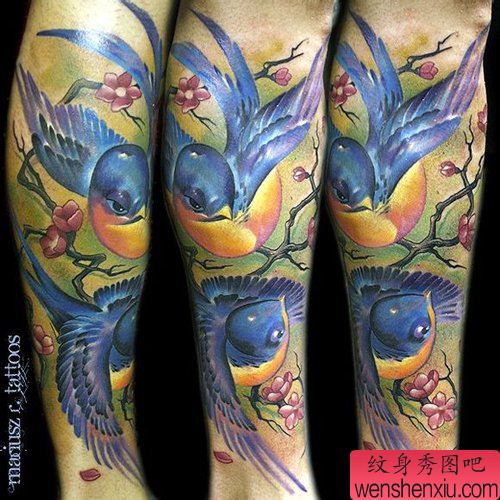 腿部唯美经典的欧美彩色小燕子纹身图案