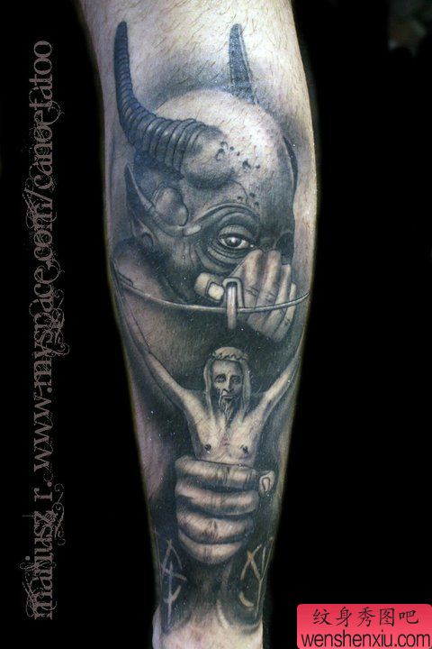 男性腿部超酷的恶魔与耶稣纹身图案