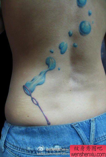 背部流行经典的吹泡泡纹身图案