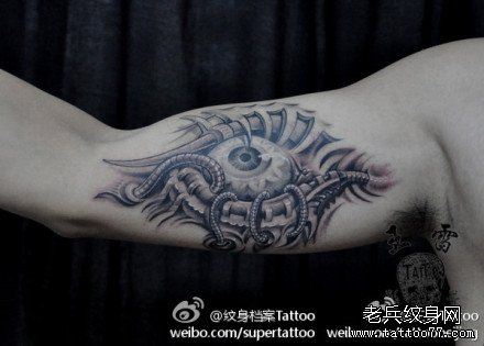 手臂侧内流行经典的机械眼睛纹身图案