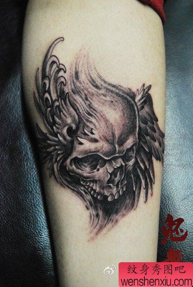 美女腿部超酷的骷髅翅膀纹身图案