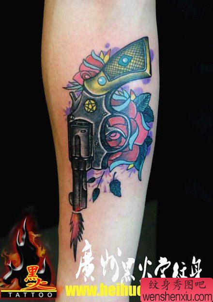 男性腿部经典帅气的手枪与玫瑰花纹身图案