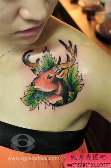 女生肩膀处流行精美的小鹿纹身图案