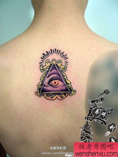 男生背部流行经典的眼睛纹身图案