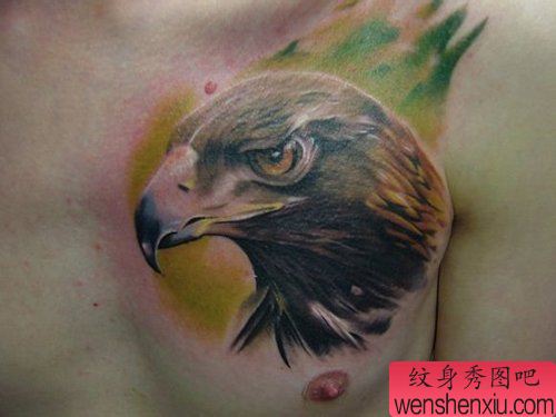 男性前胸帅气经典的老鹰纹身图案