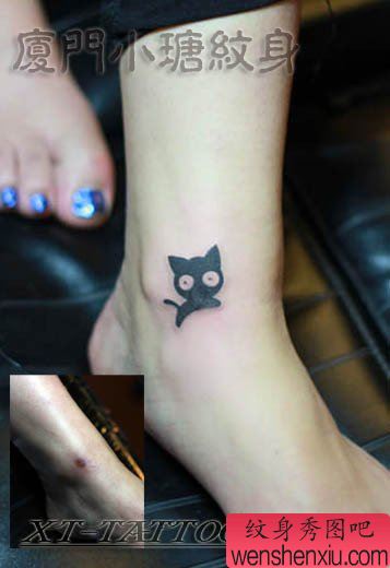 女生脚腕处可爱时尚的猫咪纹身图案